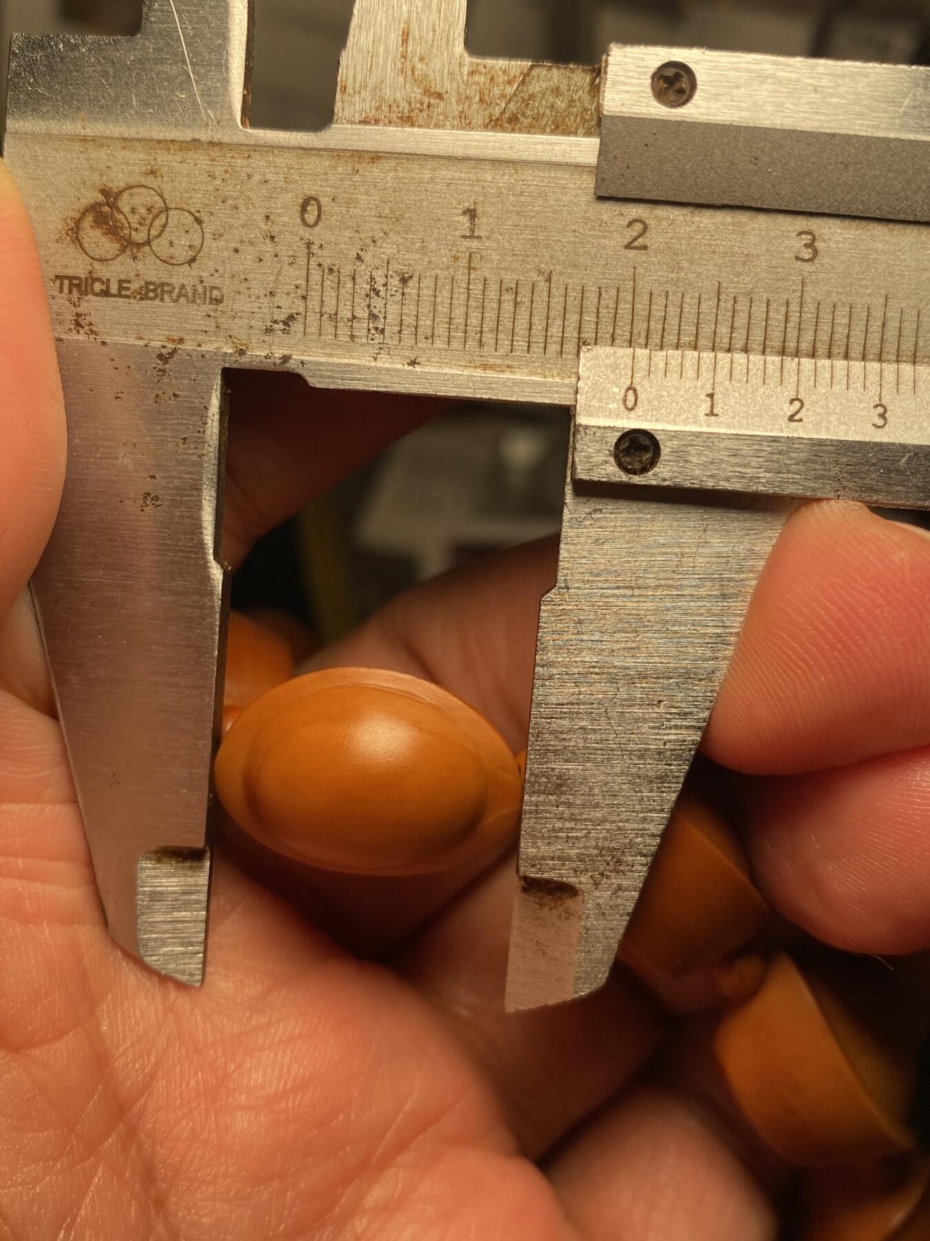 以核会友，中国非物质文化遗产苏工核雕手作 福利苏工核雕，纯手工雕刻，铁核招财进宝，万事如意手串，个性十足，等待有缘人，市场无同款，尺寸1.5x2。0喜欢的来