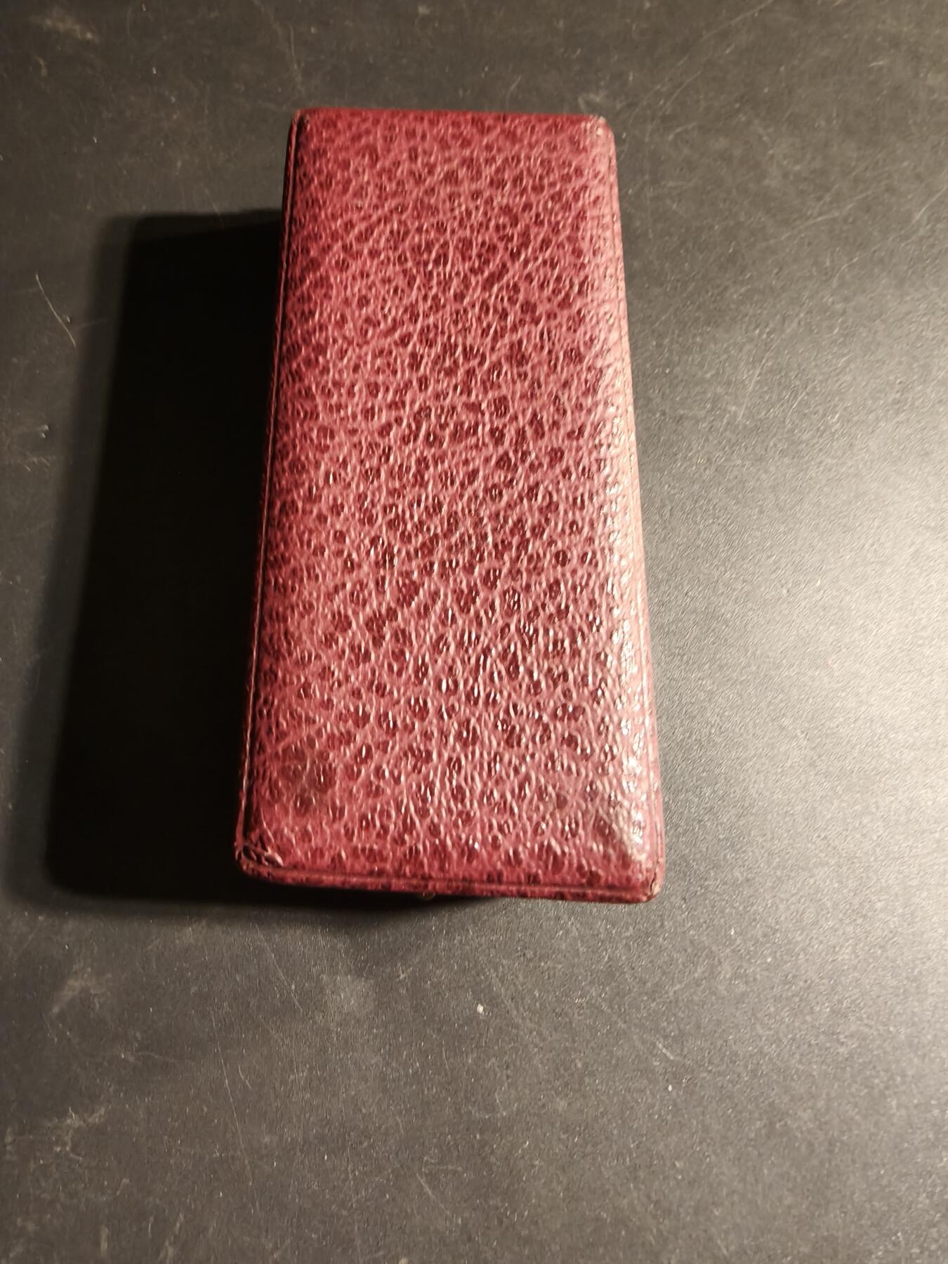 老王徽章第169期 法国骑士级鼓励奉献协会勋章     原盒       该勋章是颁发给在人道主义、慈善或民事奉献方面表现出杰出行为的个人的。 它于1910 年设立，旨在表彰英勇和无私的行为。