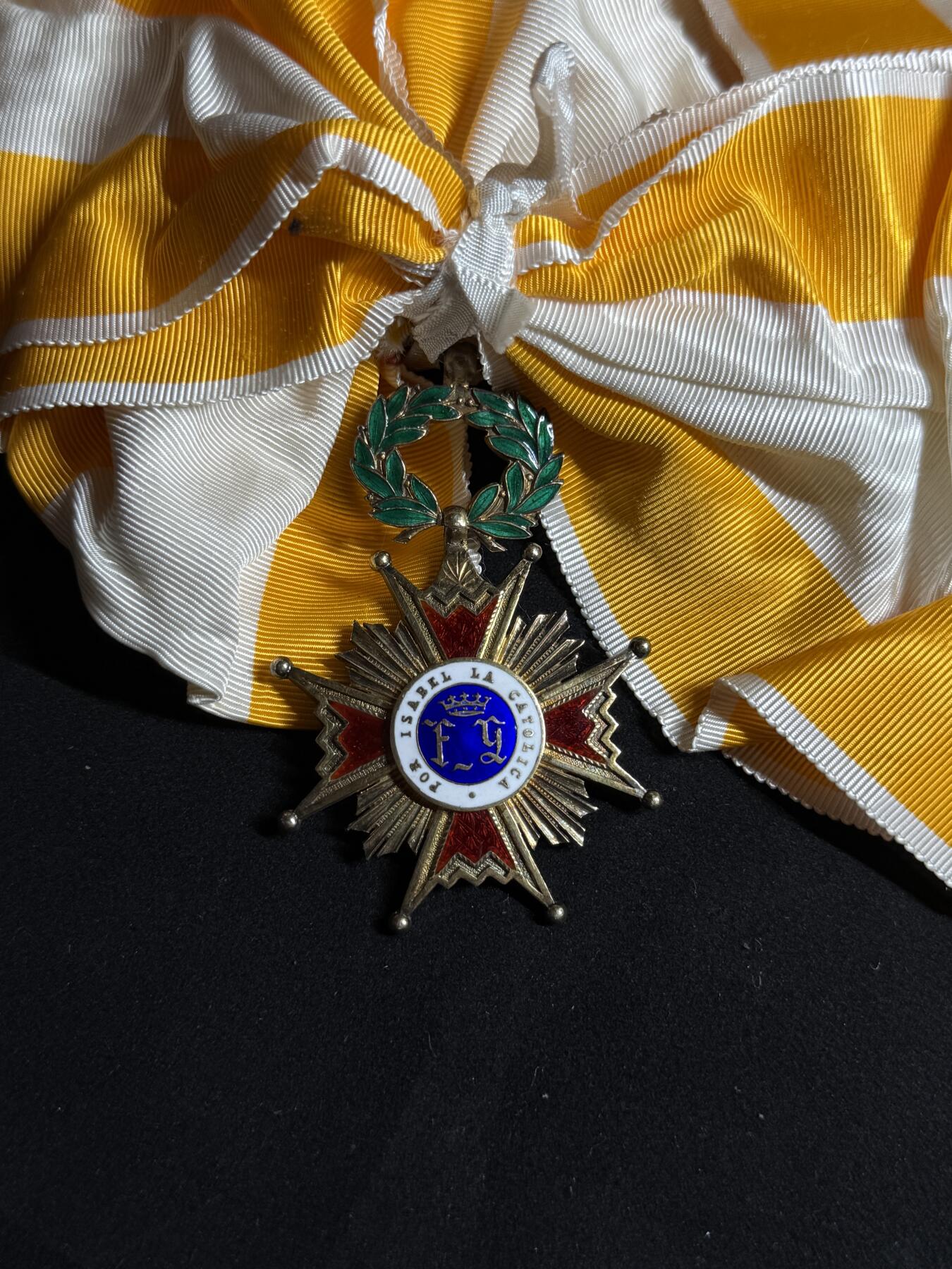 欢庆元旦！戎马世界章牌大赏第109期元旦大拍 西班牙大十字级伊莎贝拉勋章大绶，带盒子，缺少星芒章，佛朗哥时期版本，早期银制，少见
