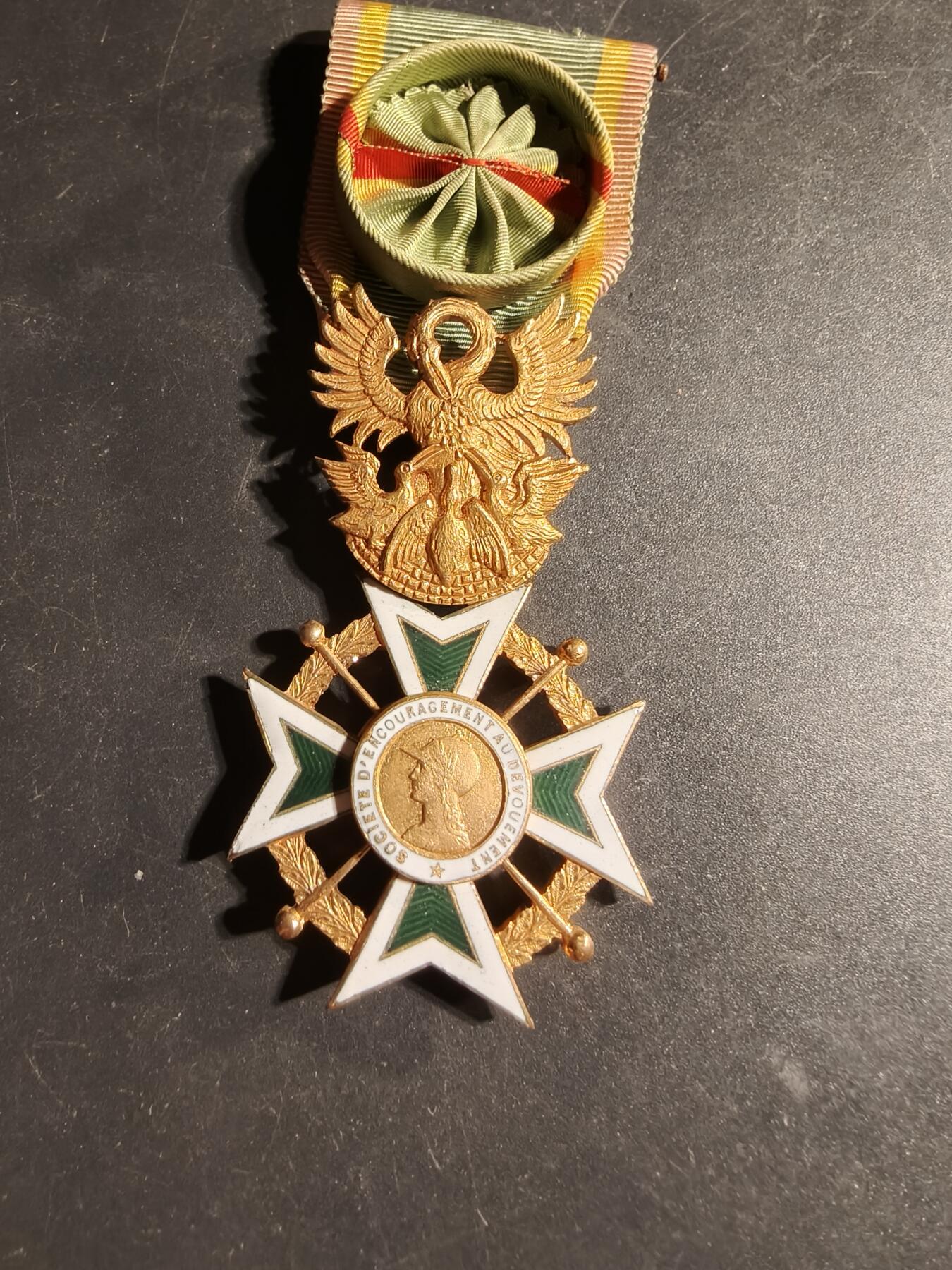 老王徽章第169期 法国军官级鼓励奉献协会勋章     原盒      该勋章是颁发给在人道主义、慈善或民事奉献方面表现出杰出行为的个人的。 它于1910 年设立，旨在表彰英勇和无私的行为。