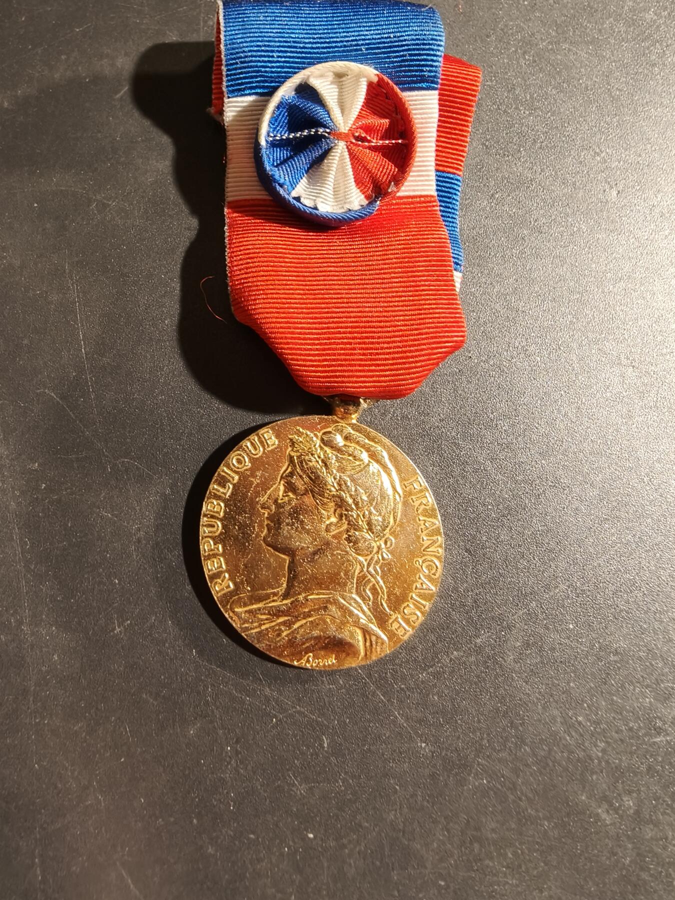 老王徽章第169期 法国金级劳工奖章     950银镀金    1988年    13.5g