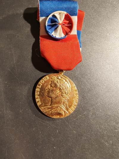 老王徽章第169期 - 法国金级劳工奖章     950银镀金    1988年    13.5g