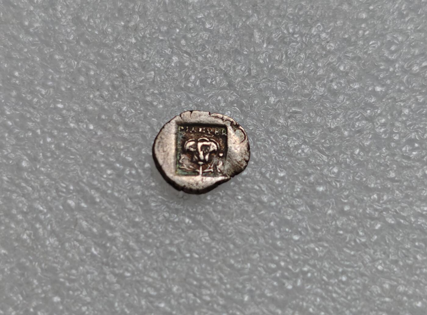 瓶子🏺第220期拍卖会  公元前88-84年 1德拉克马银币   正面太阳神赫利俄斯侧面头像 背面是一朵盛开的玫瑰花  背面上方是地方执政官名  与下方地名“罗德岛”罗德岛位于小亚细亚西部沿海  岛上曾经矗立着古代世界七大奇迹之一的罗德岛巨像  太阳神赫利俄斯在罗德岛受到特别的崇拜  而玫瑰花则是罗德岛的城徽 罗德岛地名即由此得来