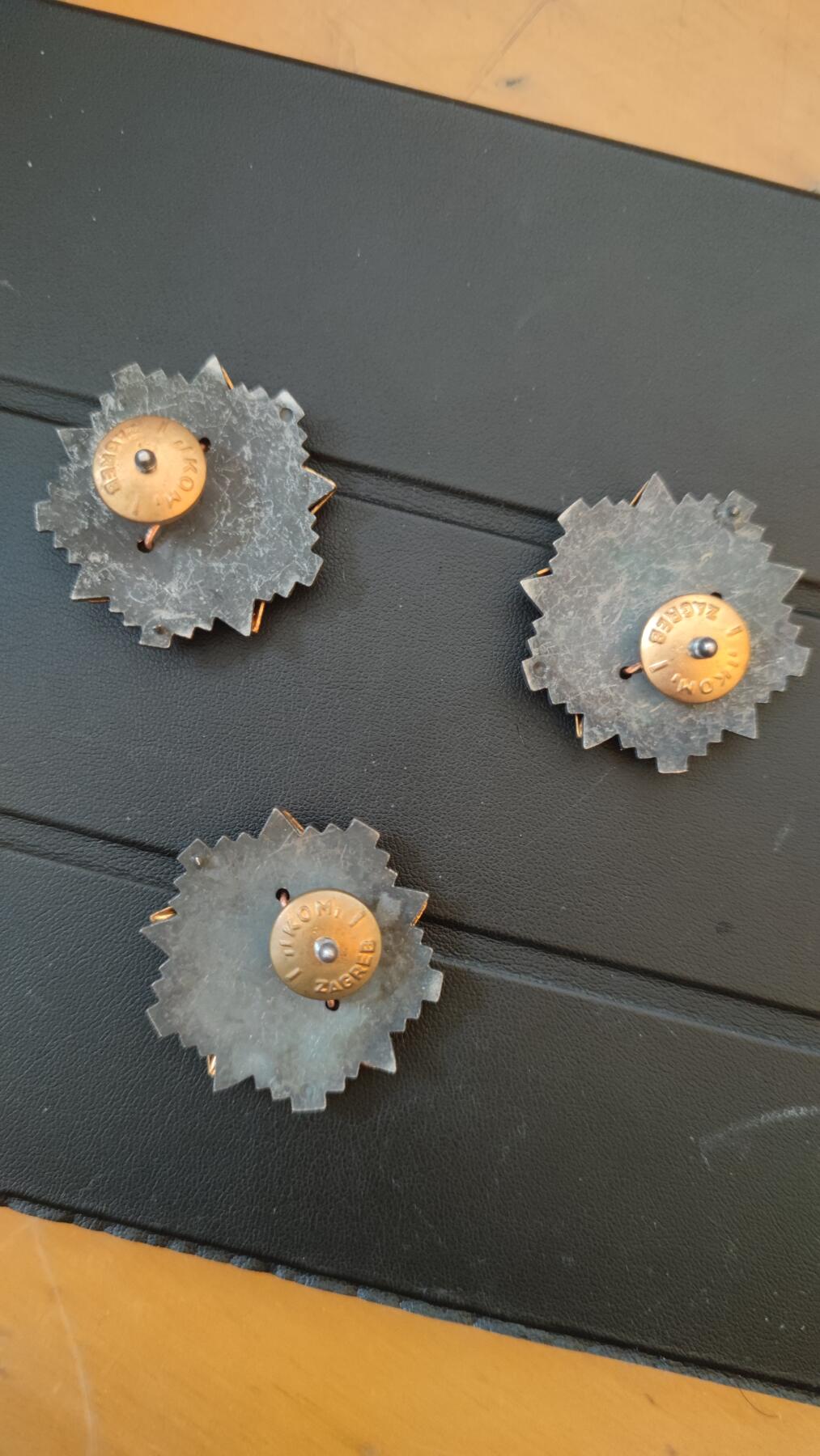 全场0元起拍，周六（12.13）下午5点开始，第70期 南斯拉夫帽徽一组。共3枚。