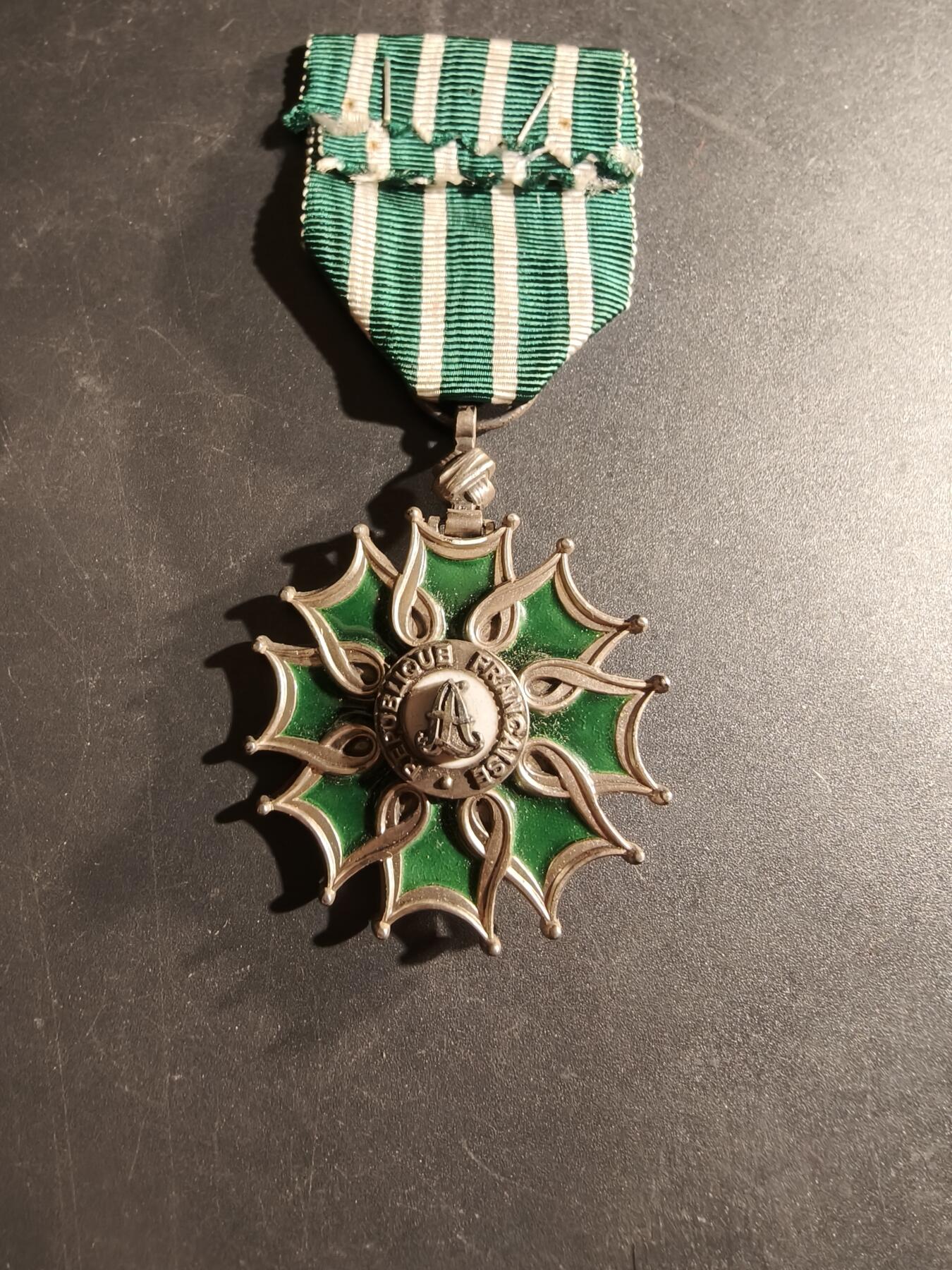 老王徽章第169期 法国骑士级文学艺术勋章    原盒    950银质珐琅    五共第一版