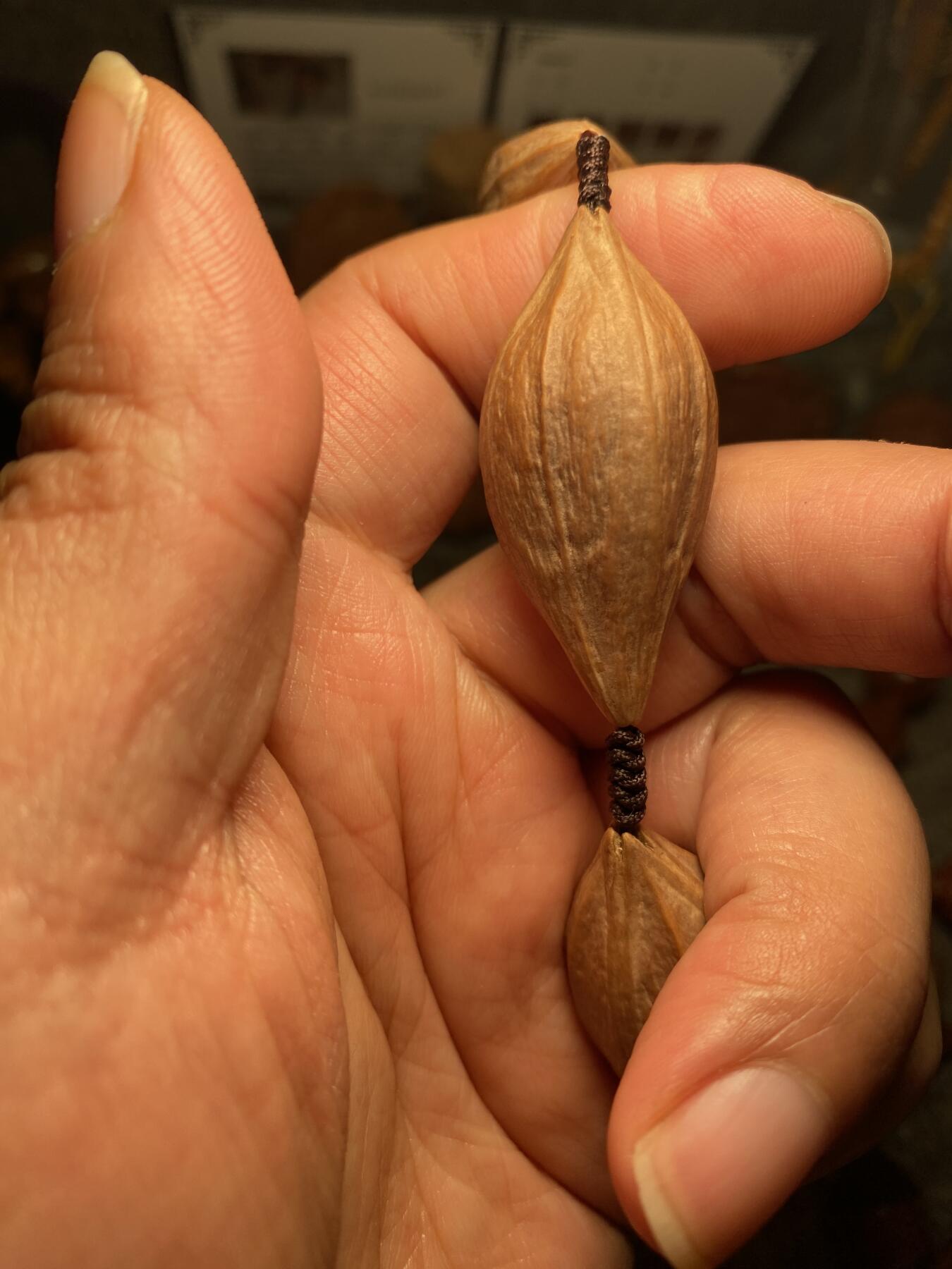 以核会友，中国非物质文化遗产苏工核雕手作 福利苏工核雕，纯手天然，四花梅林大核原皮大脖挂，个性十足，等待有缘人，与众不同，尺寸2。0x4.7喜欢的来