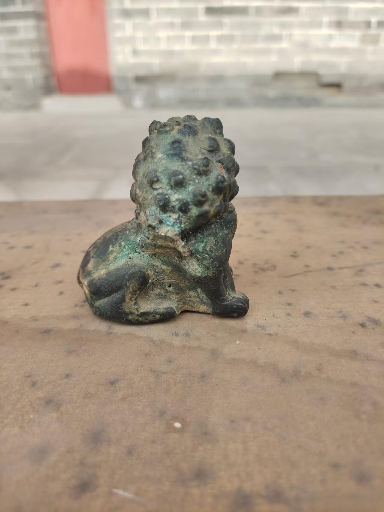 清代老铜狮子摆件，纯铜材质，分量足，包浆自然，造型威武，适合书房、茶室、收藏或镇纸用。老物件有岁月痕迹，整体保存不错