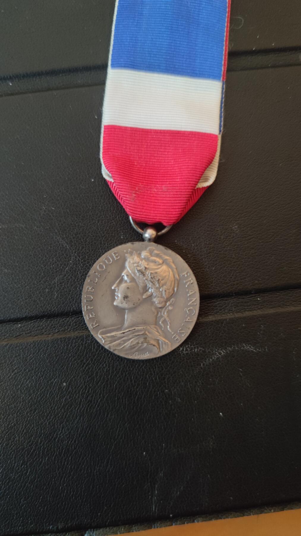 全场0元起拍，周六（12.13）下午5点开始，第70期 法国劳动奖章，银质。