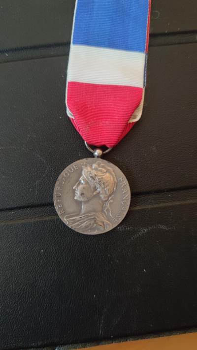 全场0元起拍，周六（12.13）下午5点开始，第70期 - 法国劳动奖章，银质。