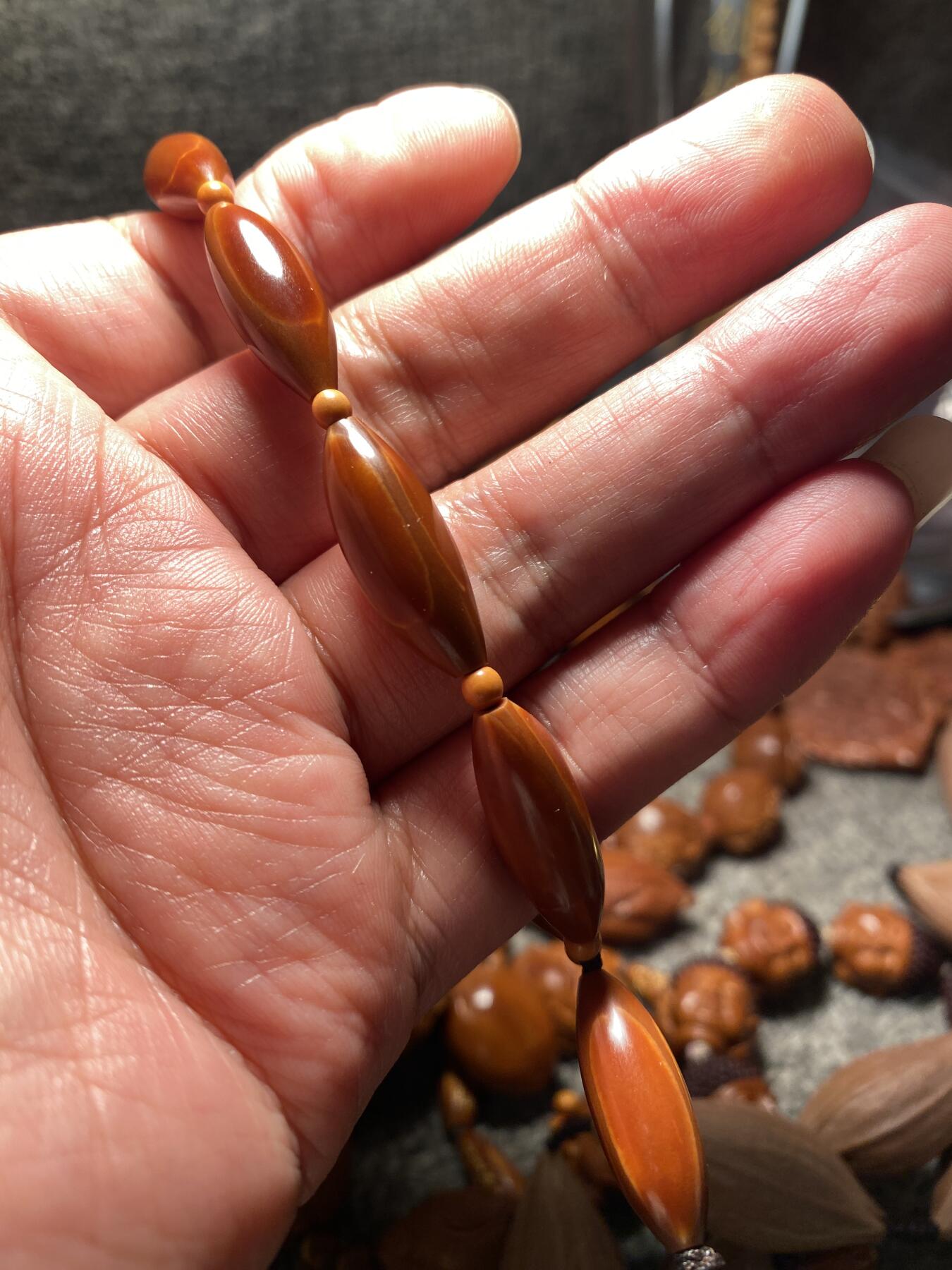 以核会友，中国非物质文化遗产苏工核雕手作 福利苏工核雕，纯手工10遍打磨，铁核柳叶精工10年老核，个性十足，等待有缘人，与众不同，尺寸0。9x2.4喜欢的来