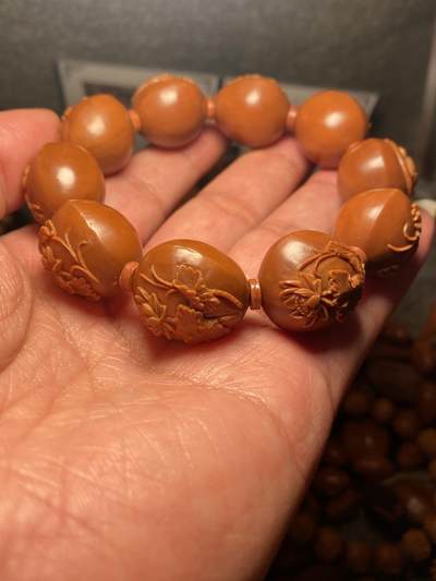 以核会友，中国非物质文化遗产苏工核雕手作 - 福利苏工核雕，纯手工雕刻，铁核荷塘月色，好运连绵，荷荷美美手串，个性十足，等待有缘人，尺寸2。1x2.28喜欢的来