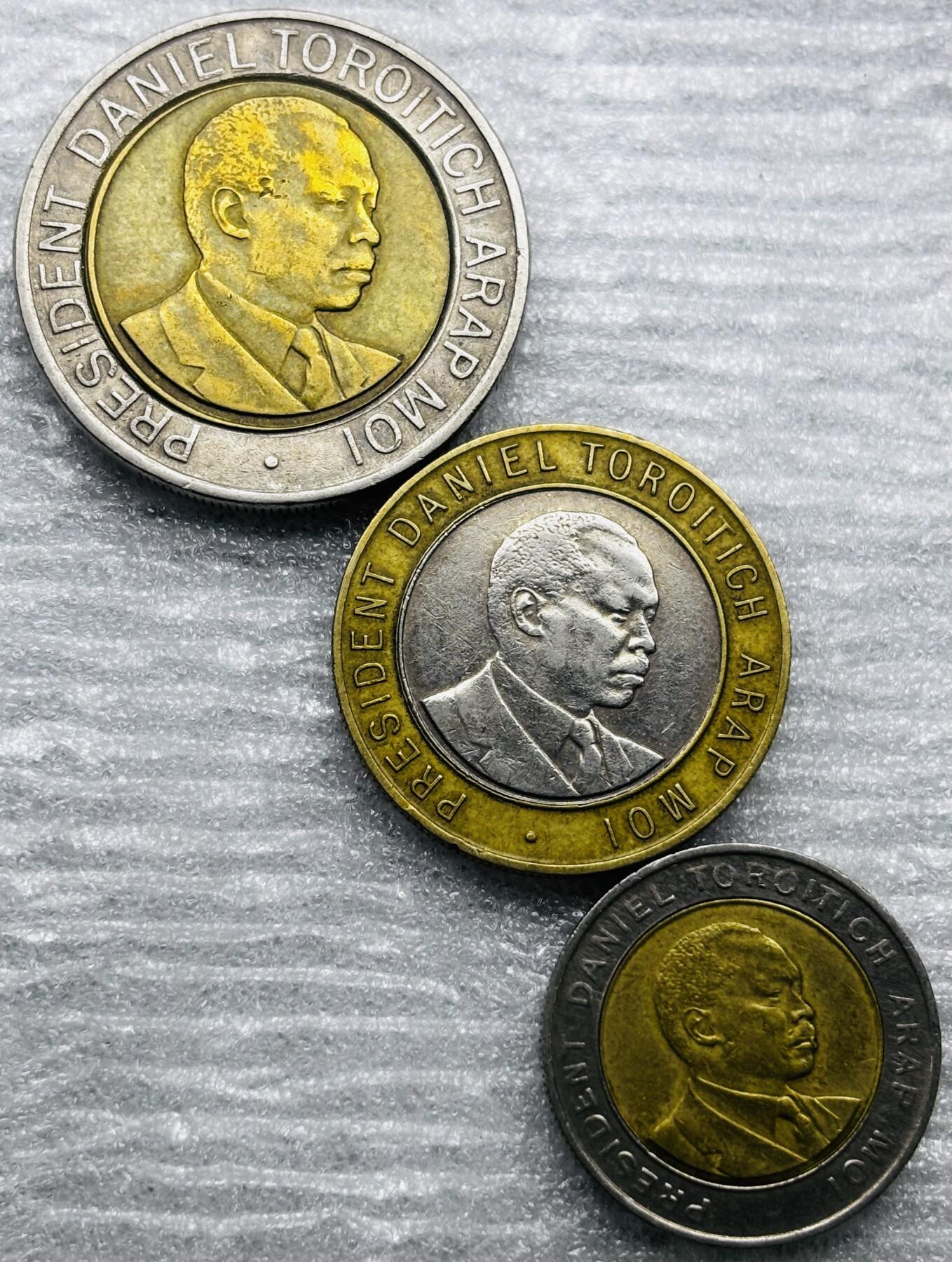 文馨钱币收藏第 284 场，【 长期接收代拍品】老藏家拍品南朝鲜李承晚时期货币，泰国大型纪念币，土耳其各时期及各国套币场 好品肯尼亚 5-10-20 先令双色纪念币 3 枚套