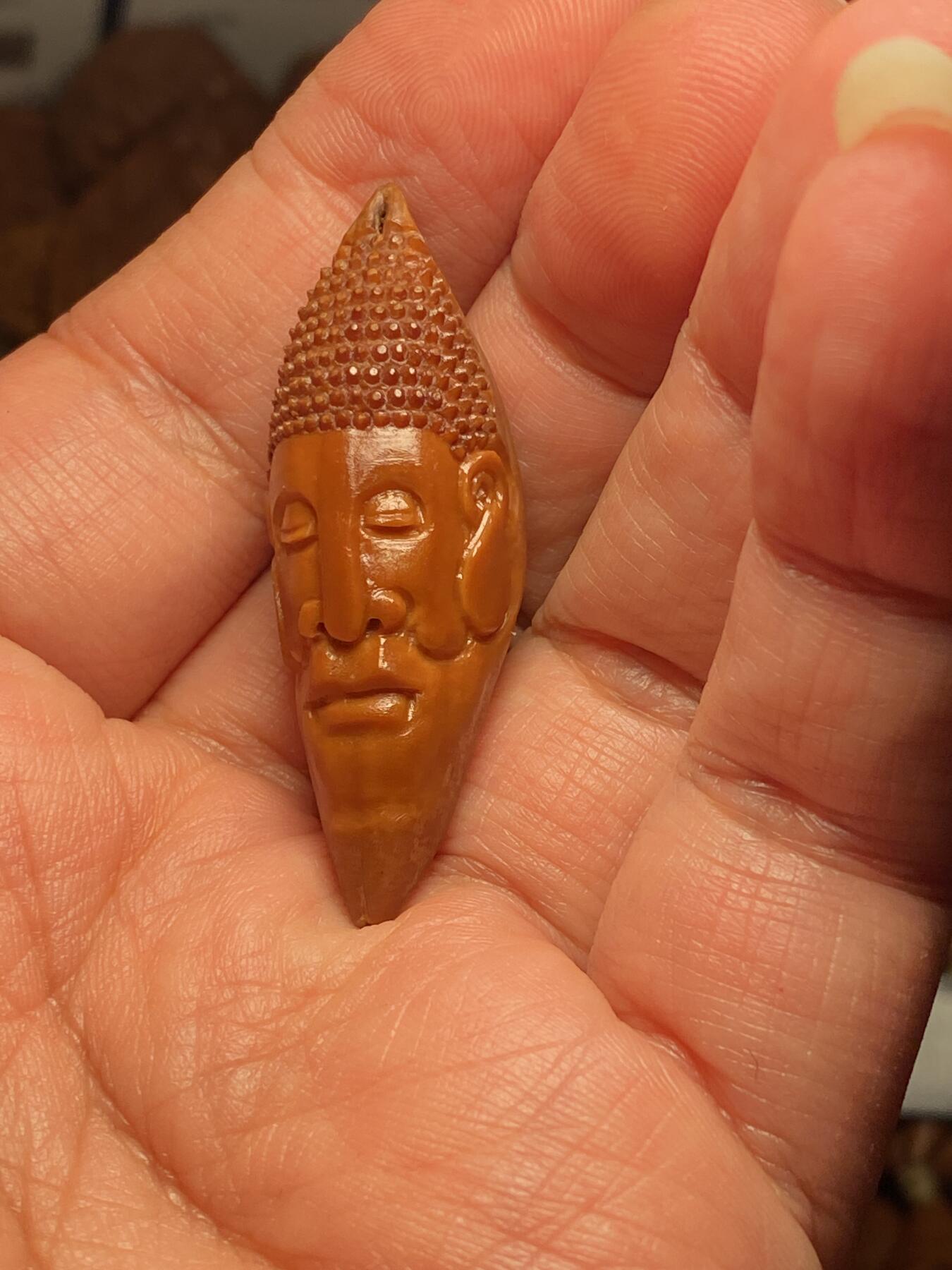 以核会友，中国非物质文化遗产苏工核雕手作 福利苏工核雕，纯手工雕刻，老苏工柳叶佛头，个性十足，等待有缘人尺寸1。6x4.7喜欢的来