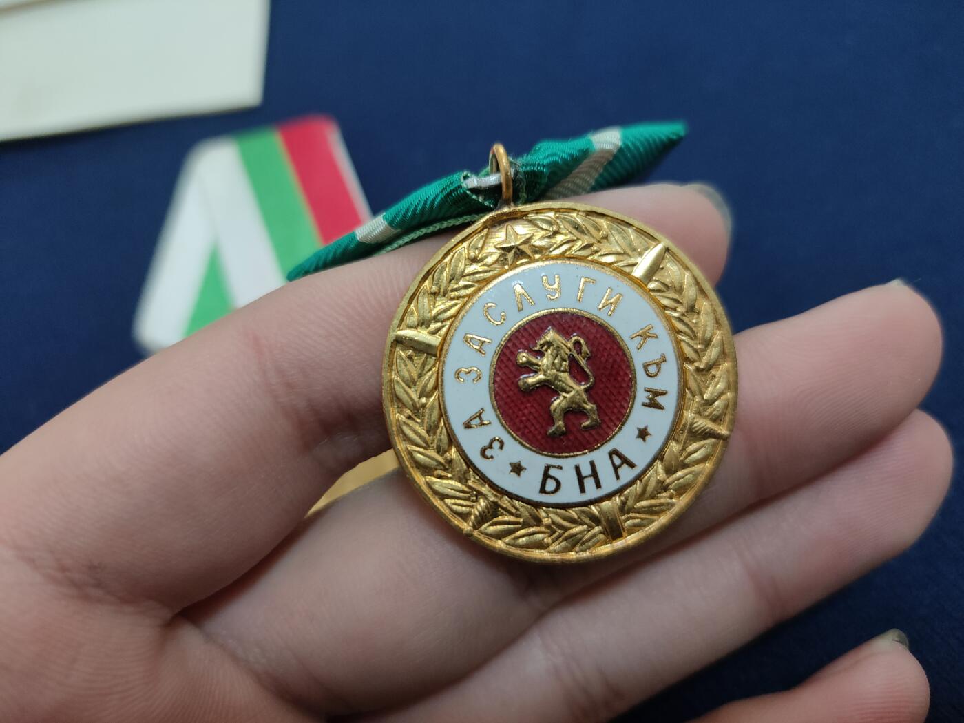 时顺第二十七拍 保加利亚军事功勋奖章套章，属于斯托伊诺夫克里斯托，包含：军事功勋奖章，反法西斯胜利30周年奖章