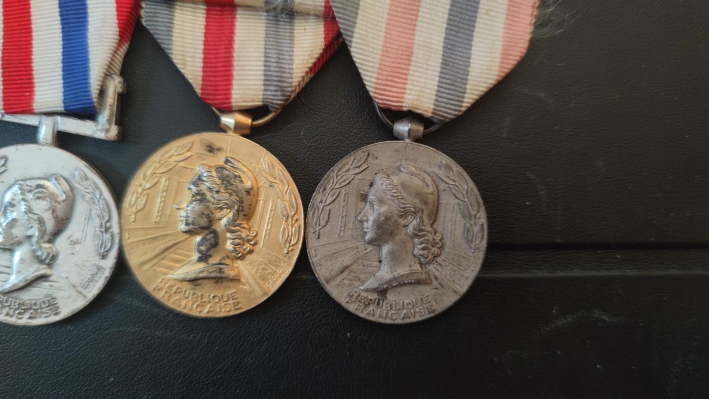 全场0元起拍，周六（12.13）下午5点开始，第70期 法国铁路奖章一组。