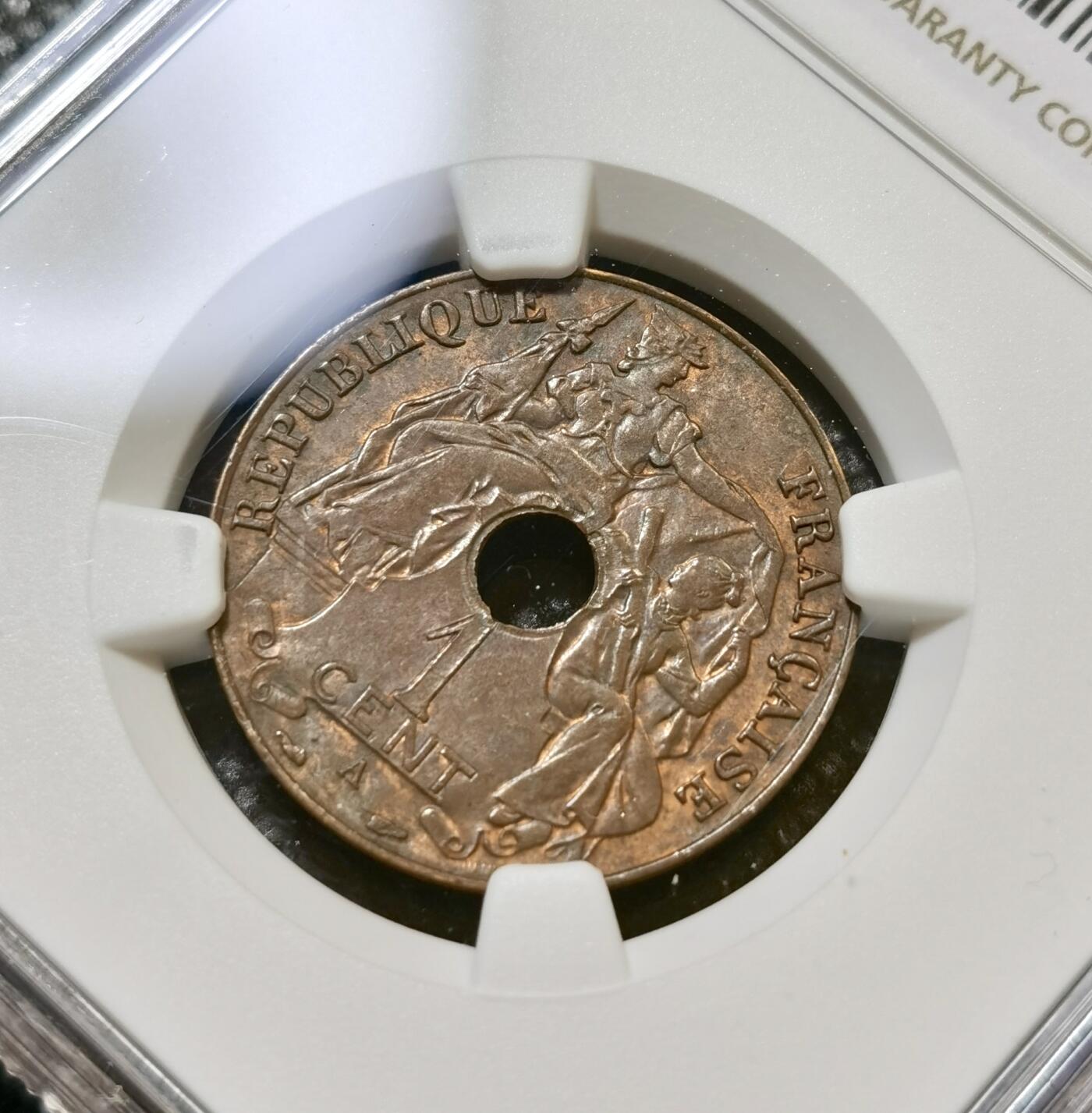 甄臻铺-世界币章拍卖（第43期）送拍享返佣金等优惠多多 NGC-MS62BN 法属印度支那1939A百分之一铜币，有趣的汉字坐人铜币，经典巧克力包浆