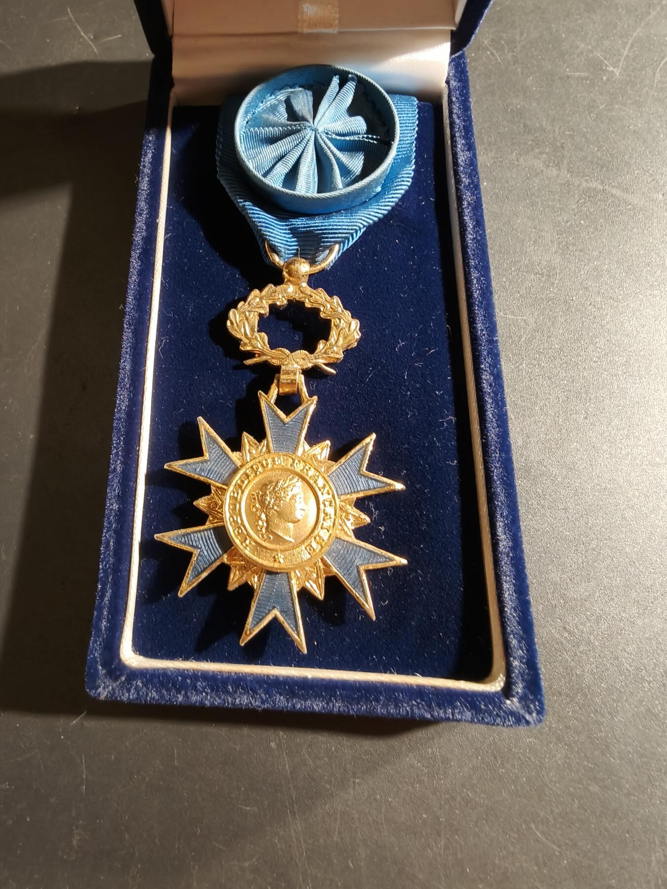老王徽章第169期 法国军官级国家功勋勋章    原盒