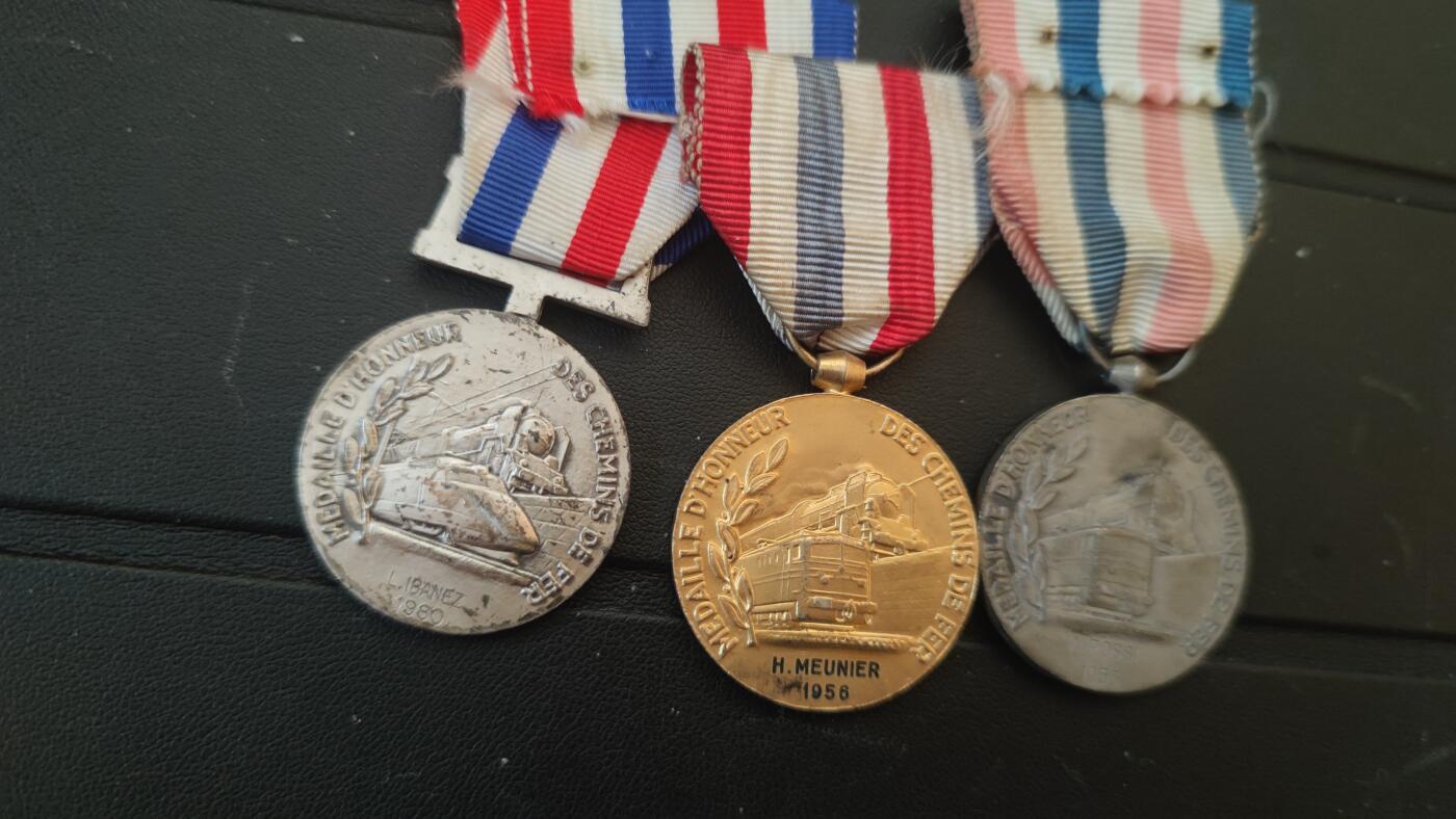 全场0元起拍，周六（12.13）下午5点开始，第70期 法国铁路奖章一组。