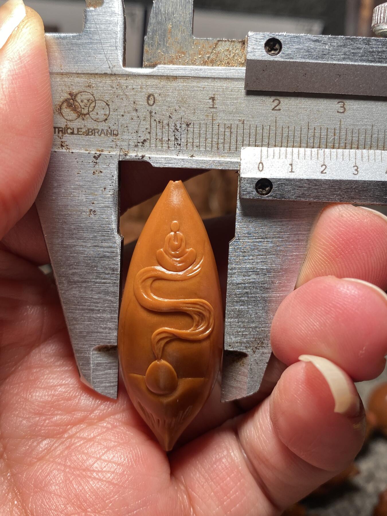 以核会友，中国非物质文化遗产苏工核雕手作 福利苏工核雕，纯手工雕刻，稀有二花特长核佛本无相，个性十足，等待有缘人，与众不同，尺寸1。8x4。55喜欢的来