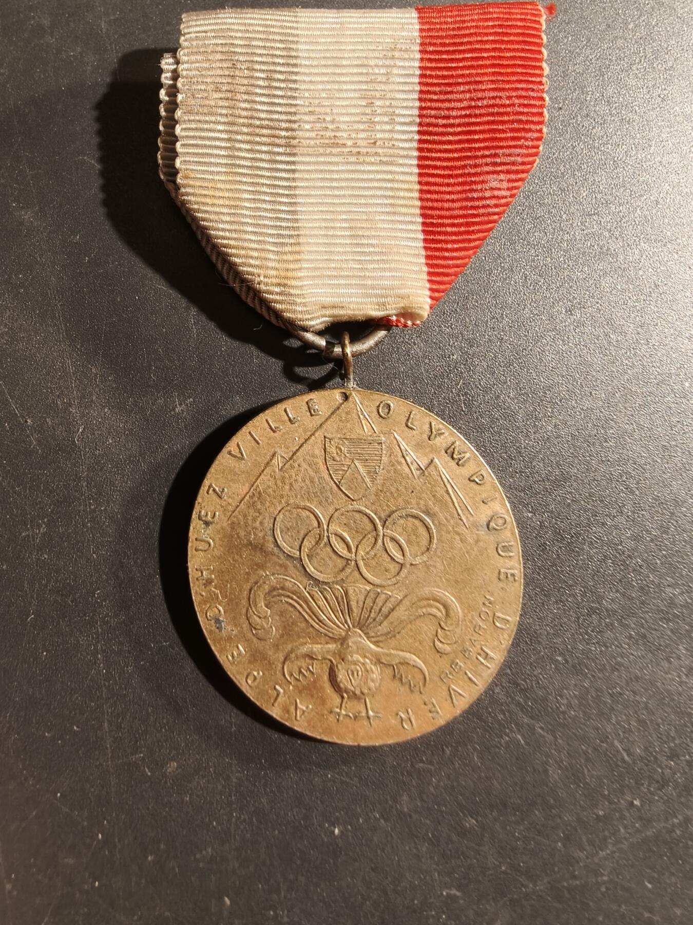 老王徽章第169期 法国1968年格勒诺布尔冬季奥运会奖章     银质镀金    12g