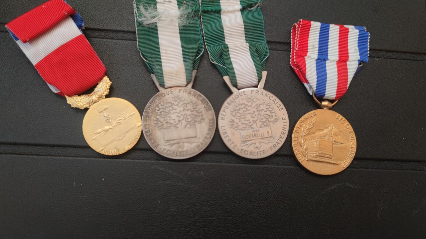 全场0元起拍，周六（12.13）下午5点开始，第70期 法国奖章一组，共4枚。