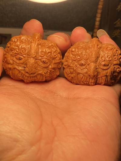 以核会友，中国非物质文化遗产苏工核雕手作 - 福利苏工核雕，纯手工核桃雕刻兽面一对个性十足，等待有缘人，市场无同款，尺寸4。5喜欢的来