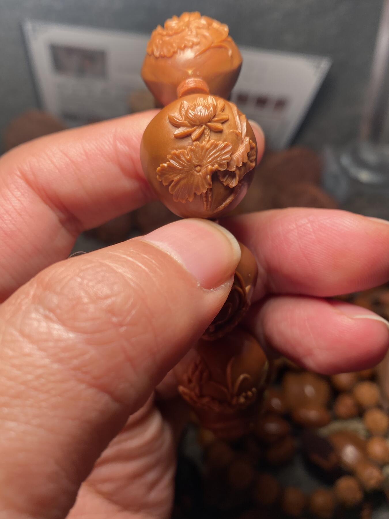 以核会友，中国非物质文化遗产苏工核雕手作 福利苏工核雕，纯手工雕刻，铁核荷塘月色，好运连绵，荷荷美美手串，个性十足，等待有缘人，尺寸2。1x2.28喜欢的来