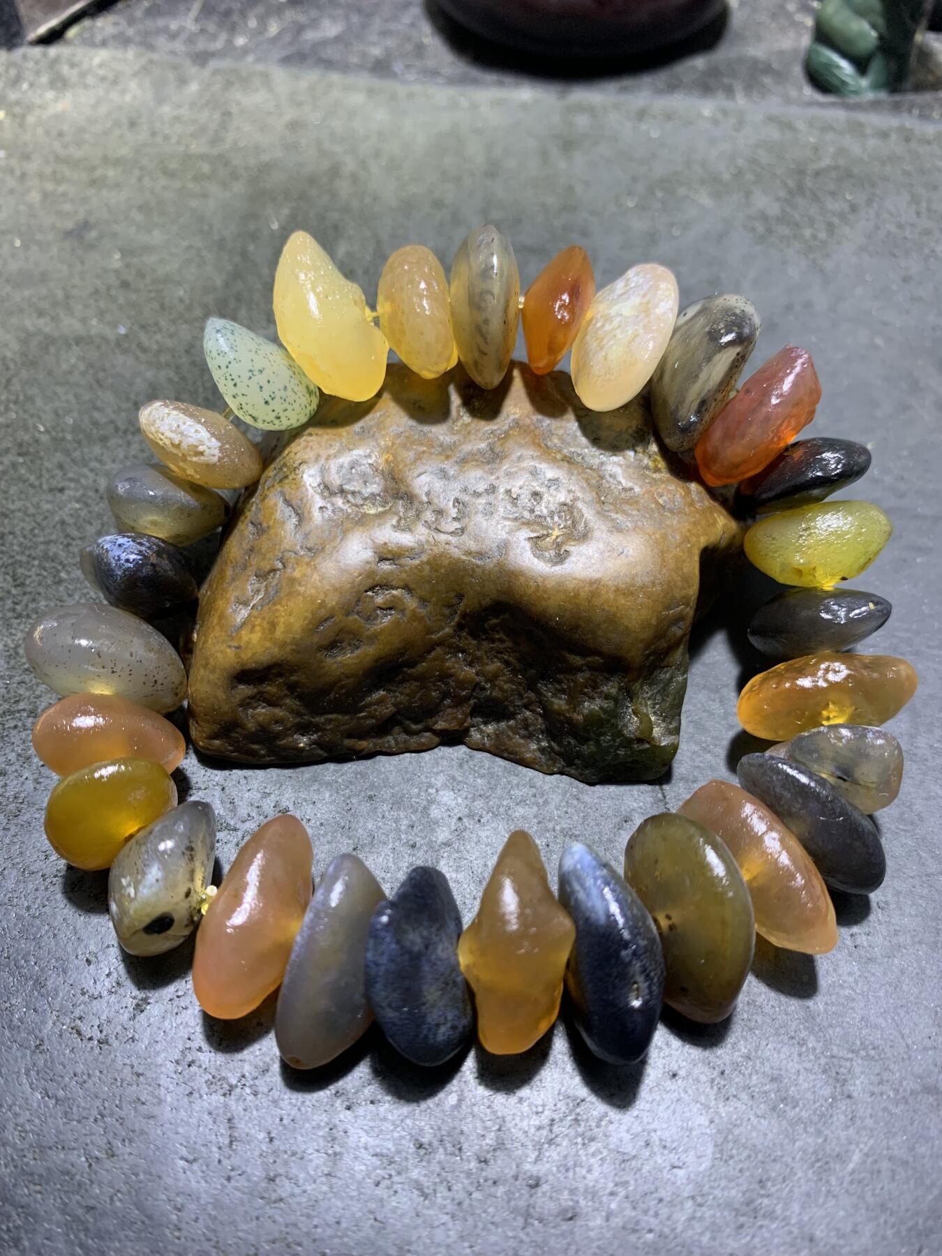 精美阿拉善瓜子型原石手串一条，