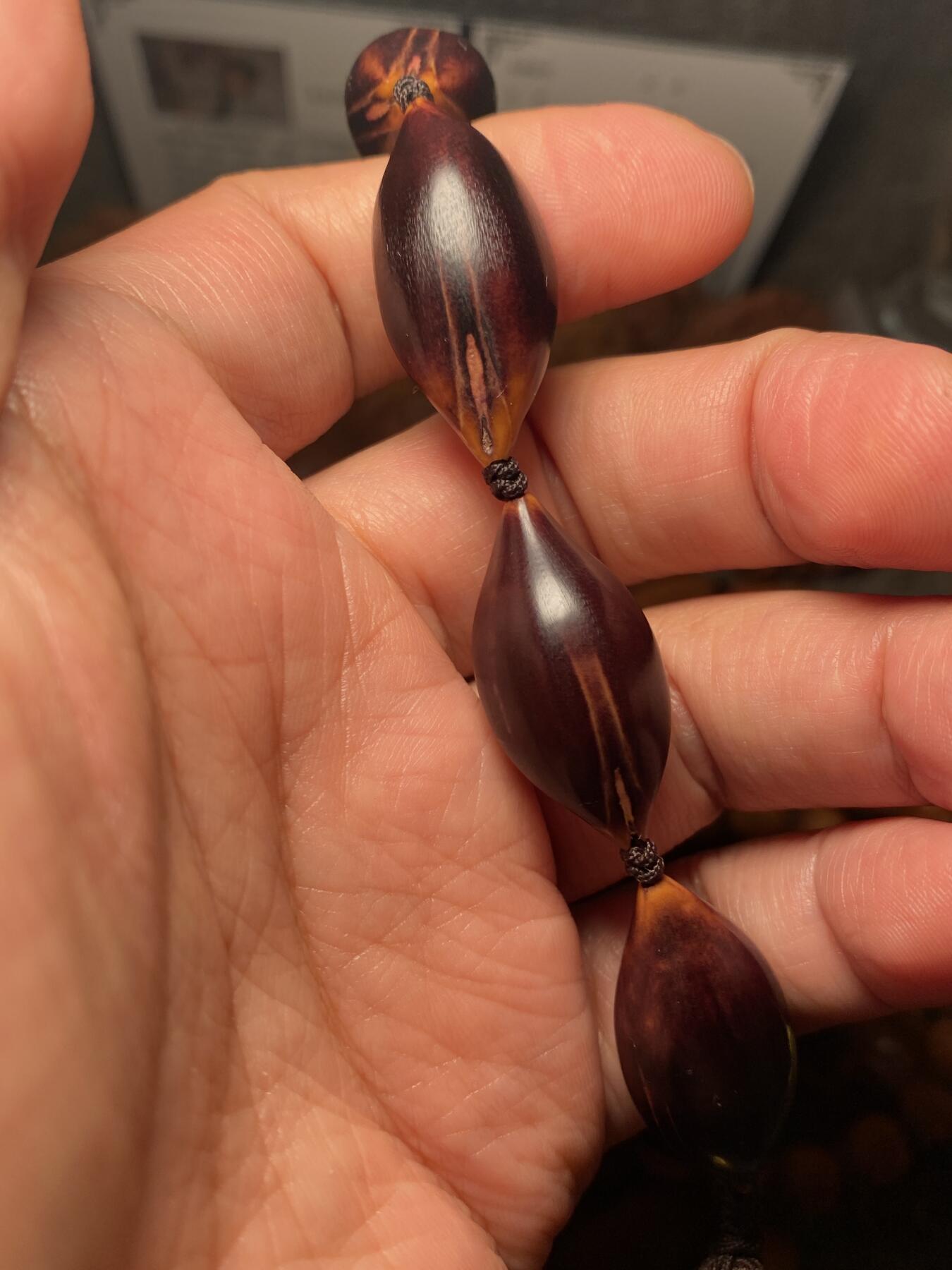 以核会友，中国非物质文化遗产苏工核雕手作 福利苏工核雕，纯手工打磨，天然紫核随型光珠，老料，个性十足，等待有缘人，市场无同款，尺寸1。5x3.25左右喜欢的来