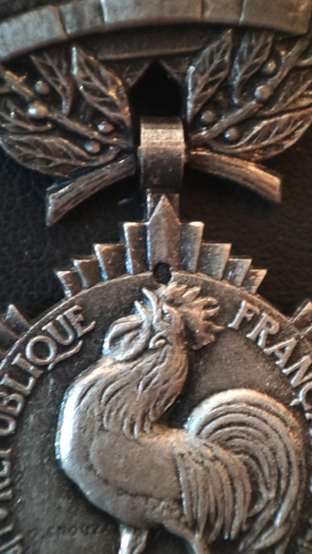 全场0元起拍，周六（12.13）下午5点开始，第70期 法国高卢雄鸡奖章，银质带银标。银价约250左右。