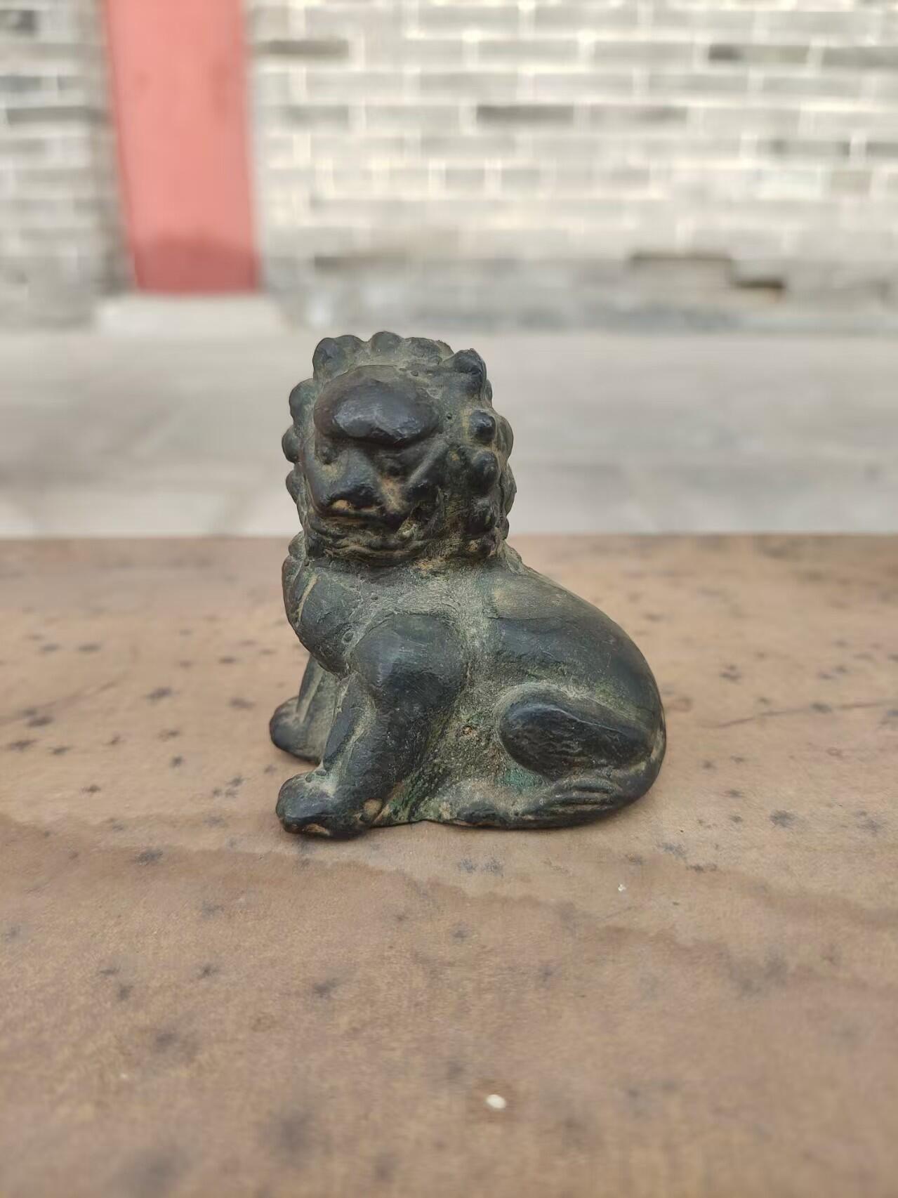 清代老铜狮子摆件，纯铜材质，分量足，包浆自然，造型威武，适合书房、茶室、收藏或镇纸用。老物件有岁月痕迹，整体保存不错