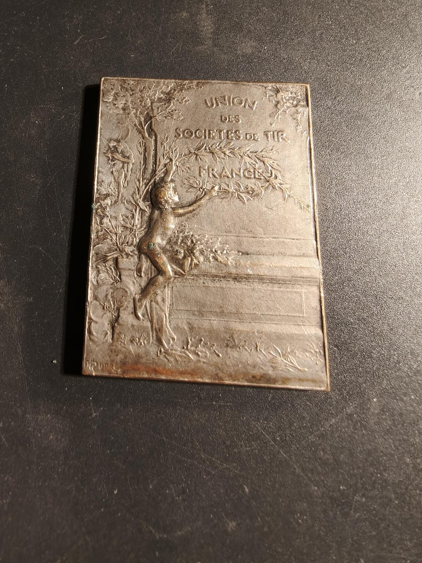 老王徽章第169期 法国射击联盟方形镀银大铜章    尺寸38×50mm.    重量48.1g.     大师Dupres作品