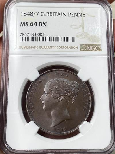 万国钱币拍卖第057期（万国冬季大拍） - NGC MS64 1848/7年英国维多利亚便士，人见人爱的小维便士，早期用料很足，又大又厚，原铜色非常舒服。高分顶级状态，大颗巧克力 双面紫罗兰火焰彩，实物极美。稀有的骑字版，市面很难见到。63分克劳斯目录很久之前的参考价就是950美金，英系价格已经上了一个台阶。热门收藏潜力股，年轻可爱辫子头小维。