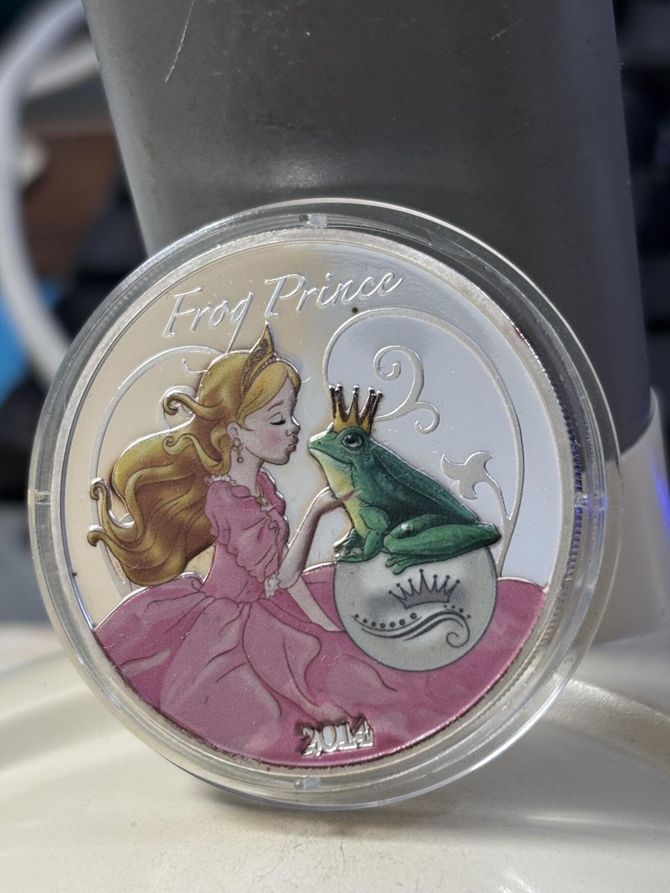 第184期拍卖 贝宁2014童话故事格林童话青蛙王子1盎司彩色银币，有瑕疵，999银银价431，发行575枚