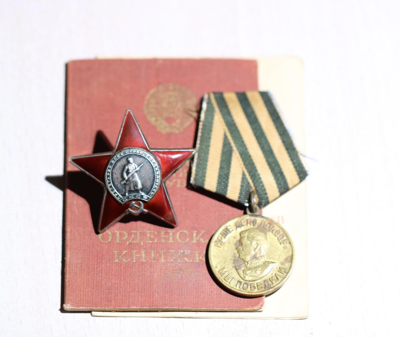 大猫徽章拍卖 第284期 苏联红星战德套章 女军医 档案齐全 带证书 红星珐琅12点钟有修