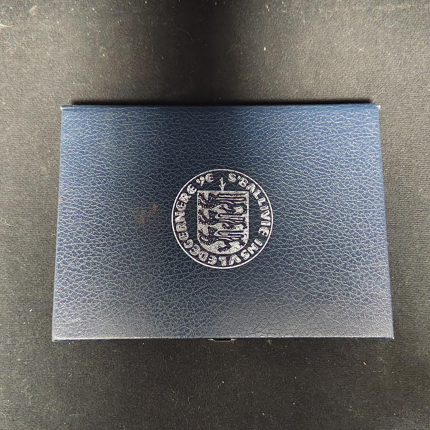 【全场包邮】纯粹捡漏拍485场（免费代拍第22场） 【稀少】根西1985年官方发行英系经典塑盒装精制套币-含2镑解放40周年精制克朗币-量2500-PS10