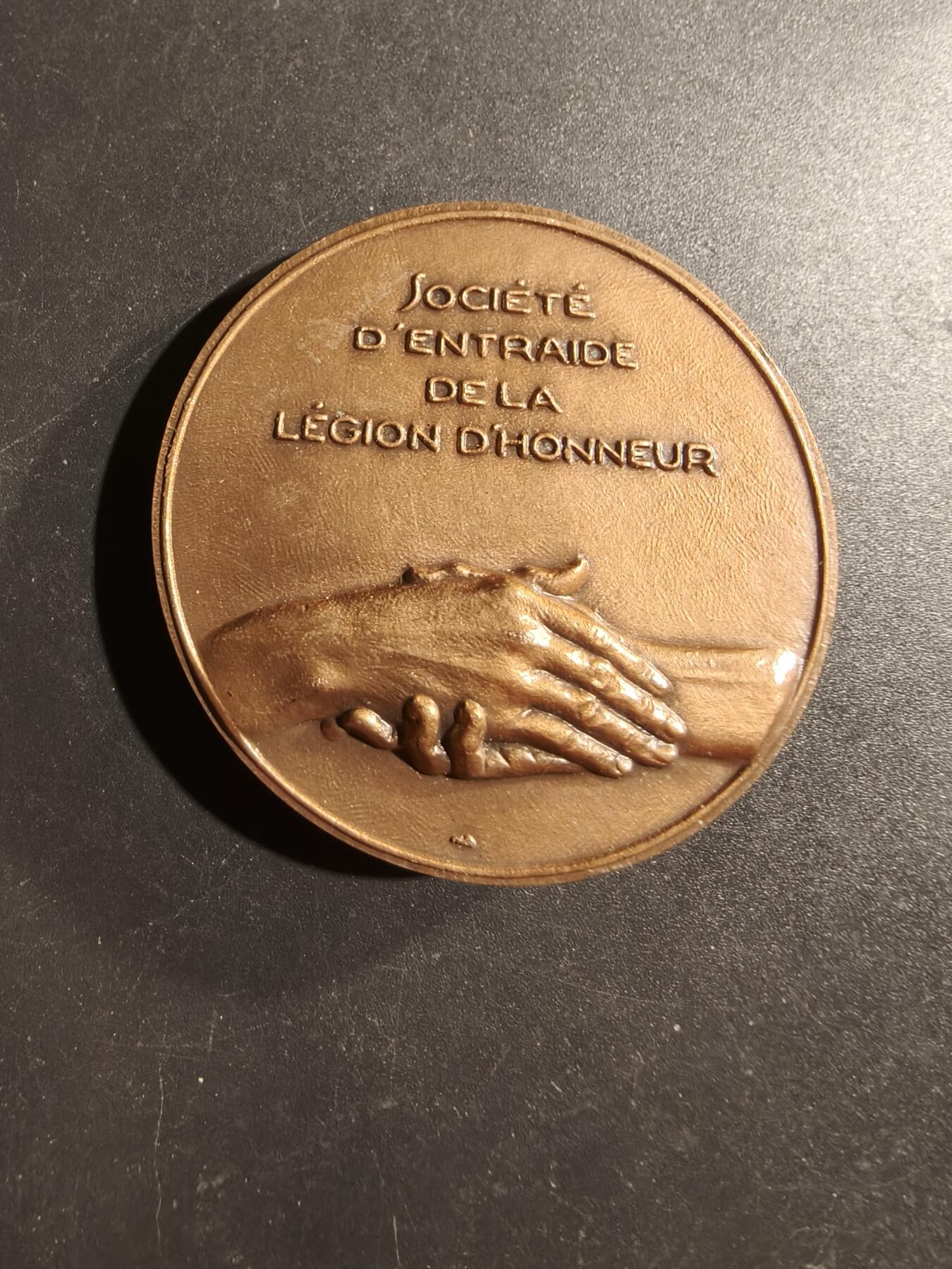 老王徽章第169期 法国荣誉军团勋章获得者互助协会50周年大铜章     高浮雕    直径50mm.    重量84.8g