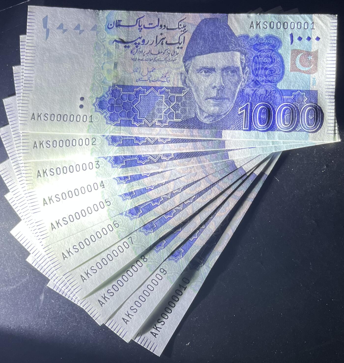 小福收藏拍卖第197期 裸钞场 本期有多张豹子号靓号 百慕大03年50元纪念钞百位号 马来亚和英属婆罗洲开国第一张纸币大冠女王 马来亚 41年1元英王乔六 法属太平洋10000法郎 捷克1000克朗纪念钞千位号  卢森堡 1000法郎  萨尔瓦多样钞 匈牙利 法罗群岛 危地马拉等多国精美纸币