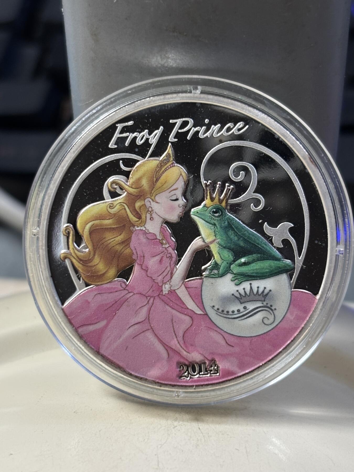 第184期拍卖 贝宁2014童话故事格林童话青蛙王子1盎司彩色银币，有瑕疵，999银银价431，发行575枚