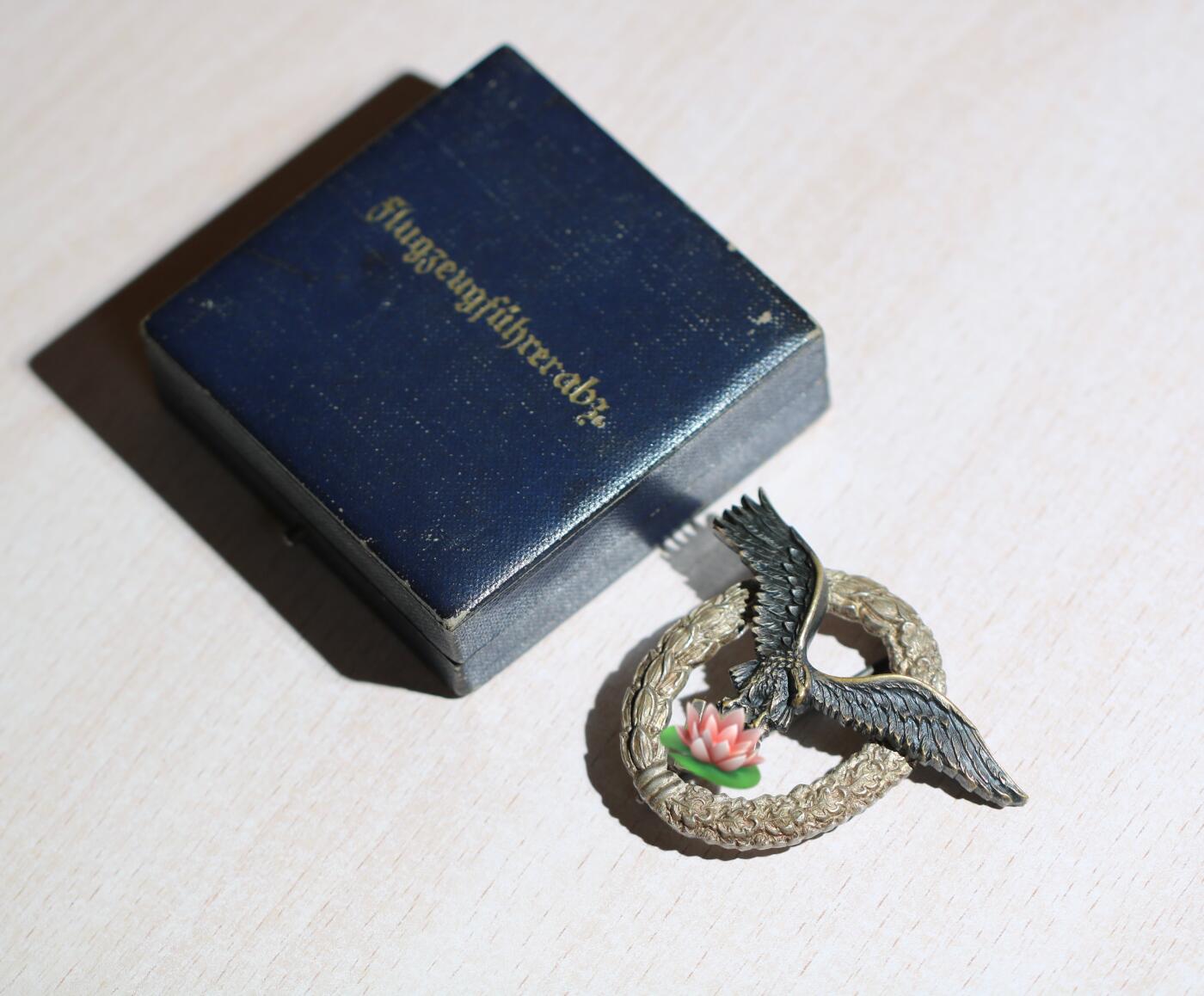 大猫徽章拍卖 第284期 德三空军飞行员证章，容克厂J2型，带原盒背面有标