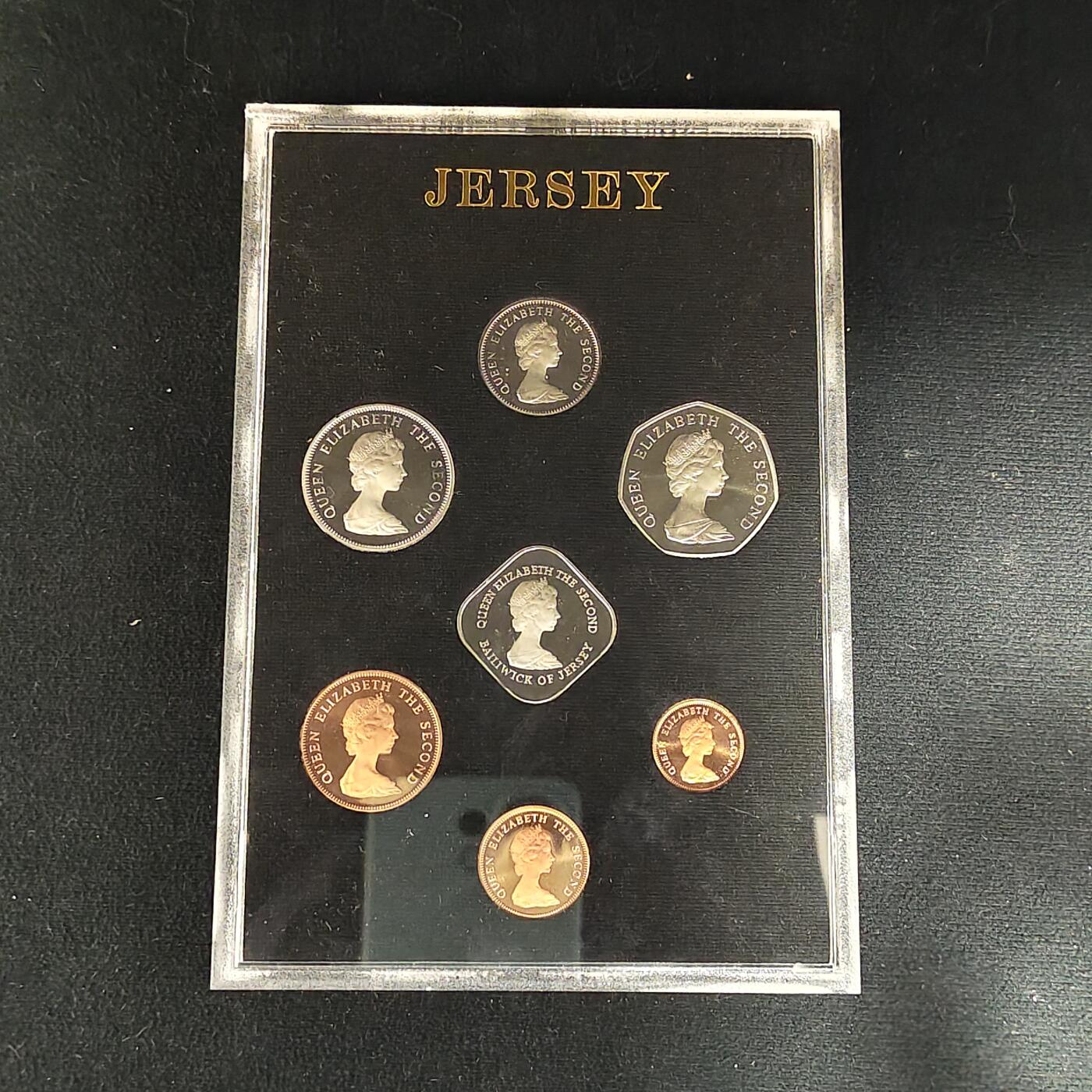 【全场包邮】纯粹捡漏拍485场（免费代拍第22场） 泽西1981年官方发行皇家厂经典信封装精制套币-含泽西之战200周年精制币-盒证全-PS8