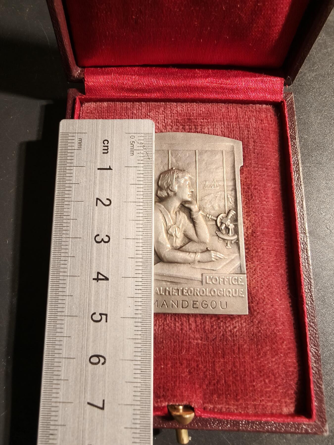 老王徽章第169期 法国气象局单面方形镀银大铜章     原盒     背面沾在了盒子里    尺寸34×48mm