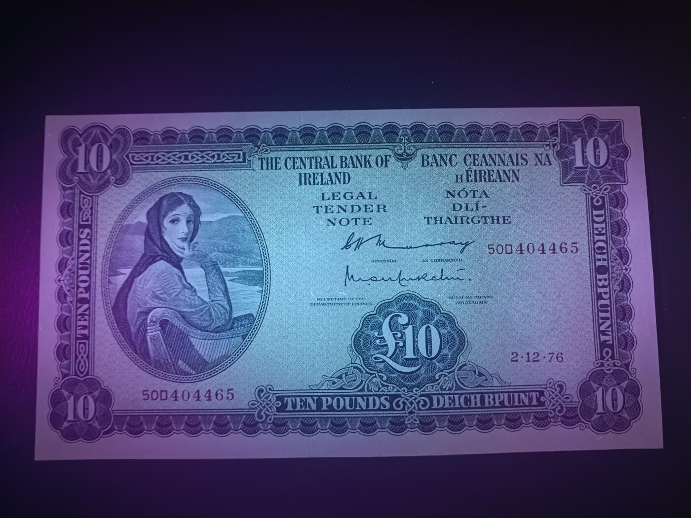 2025十二月第三期，总208期 爱尔兰1976年10镑UNC-，爱尔兰人格化象征“拉维利夫人”，稀有的中高面值