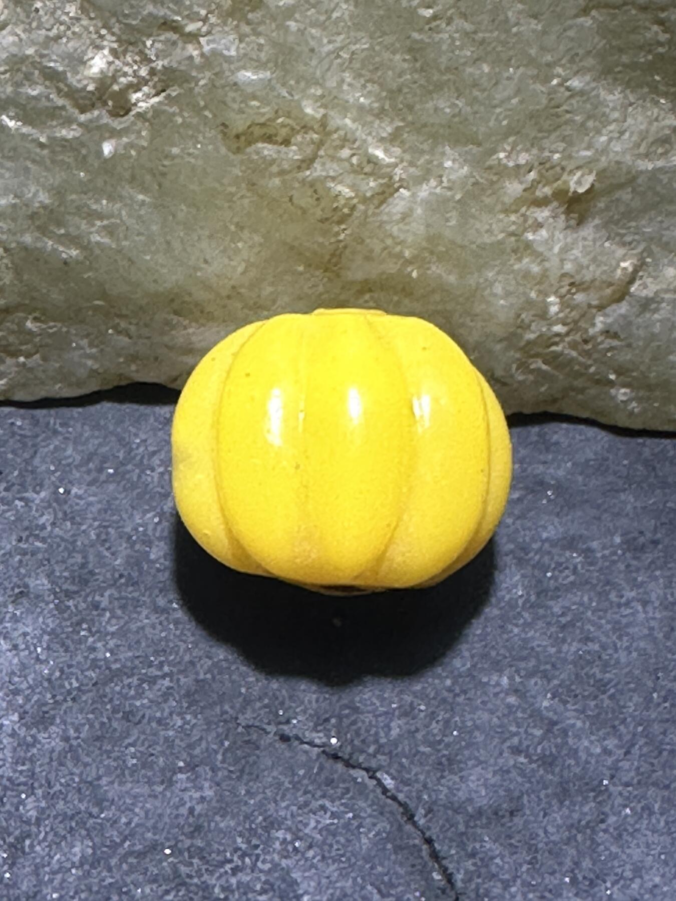 建国前后库存上等鸡油黄琉璃瓜珠一颗，