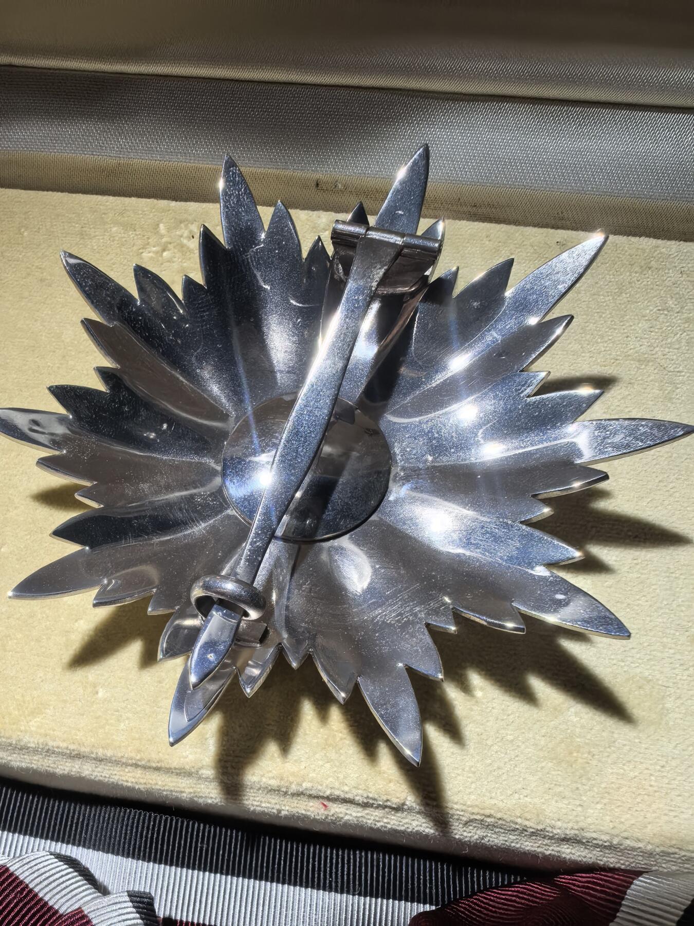 盛世勋华——号角文化勋章邮票专场拍卖第293期 约旦王国大十字级独立勋章 银制 带原盒 少见 带瑞士Huguenin厂标 eMedals类似售价950美元参见图11