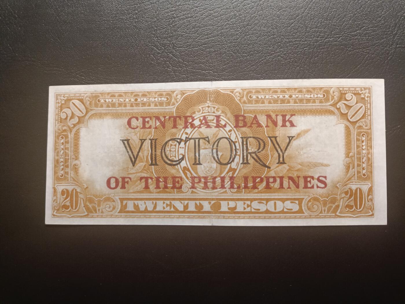 2025十二月第三期，总208期 菲律宾国民银行1949版20比索流通好品XF，菲律宾独立后在旧有胜利系列钞票上加盖“中央银行”字样，马荣火山，浓厚的美国钞票风格，中高面值印刷较为稀有