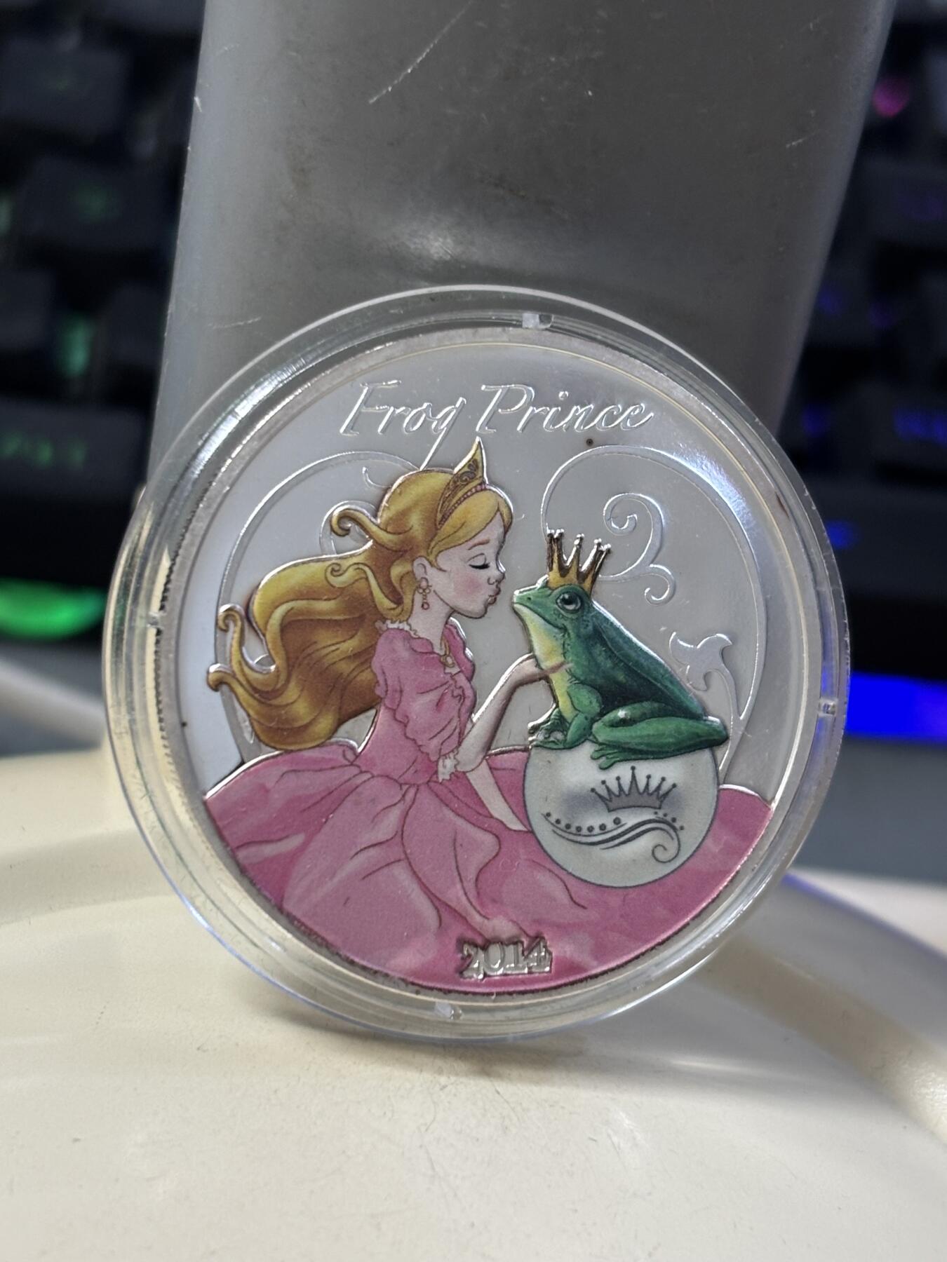 第184期拍卖 贝宁2014童话故事格林童话青蛙王子1盎司彩色银币，有瑕疵，999银银价431，发行575枚