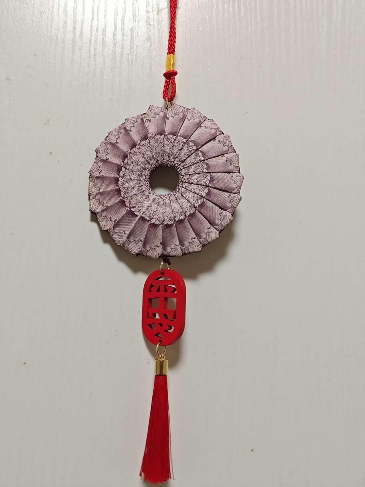 小英开心拍第320期 手工真钞制作的平安伍事车挂一个。一路平安，顺风大吉。