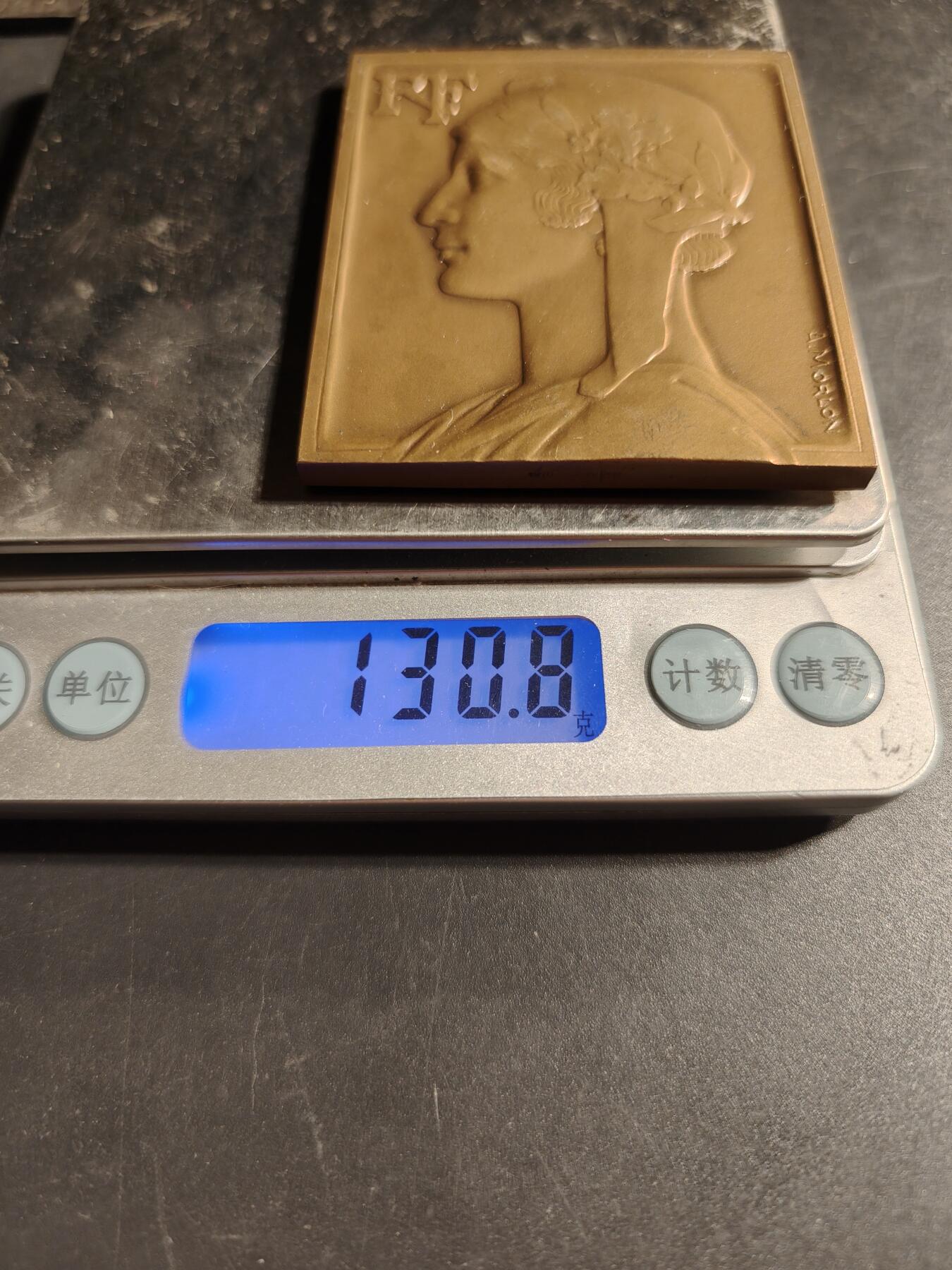 老王徽章第169期 法国玛丽安娜方形大铜章    大师莫隆作品     尺寸54×64mm.    重量130.8g