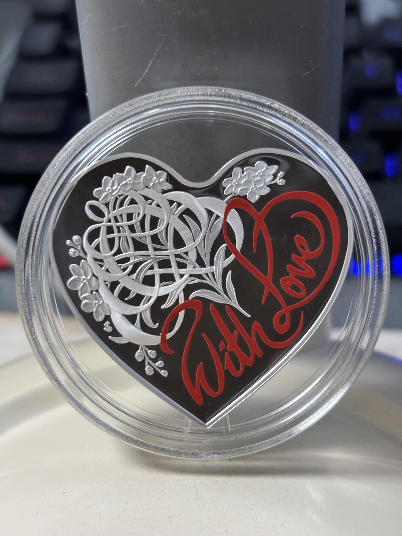 第184期拍卖 澳大利亚2016年真心相爱心形彩色精制纪念银币，999银银价431，31.135克，发行7500枚，盒子里没有内衬，没有外纸套，